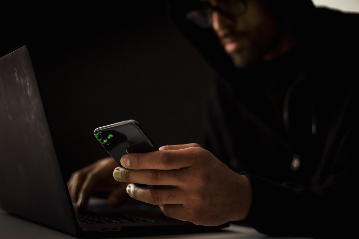 hacker con smartphone e pc